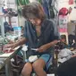Petugas PT Pegadaian, saat melihat produksi sepatu salah satu pelaku usaha mikro nasabah yang berusaha bertahan ditengah pendemi. (Foto: Liputan6.com/Felek Wahyu)