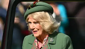 Ratu Camilla Pakai Bros Misterius yang Sarat Makna bagi Kerajaan Inggris