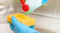 Coba cara mudah untuk membersihkan spons cuci piring di dapur Anda. 