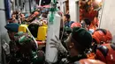Tim penyelamat mengevakuasi salah satu korban kecelakaan Kereta Api Jarak Jauh (KAJJ) Argo Bromo Anggrek dengan Kereta Rel Listrik (KRL) Commuter Line di stasiun Bekasi Timur, Bekasi, Jawa Barat pada Selasa 28 April 2026. (Yasuyoshi Chiba/AFP)