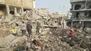 Seperti diketahui, Lebanon terseret ke dalam perang Timur Tengah ketika Hizbullah melancarkan serangan terhadap Israel untuk membalas gugurnya pemimpin Iran, Ayatollah Ali Khamenei. Tampak dalam foto, para petugas penyelamat memeriksa puing-puing bangunan yang hancur di lokasi serangan Israel di wilayah Maarakeh, Lebanon selatan, dekat kota pesisir Tyre pada Sabtu 4 April 2026. (Kawnat HAJU/AFP)