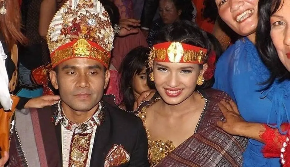 Duma Riris menjadi pengantin perempuan Batak saat menikah dengan Judika. Mengenakan kebaya full payet berwarna emas, Duma tampil cantik dengan ikat kepala [@duma_riris]