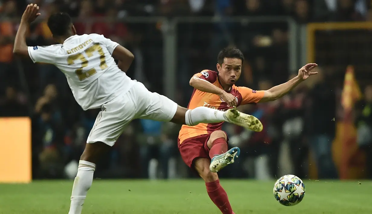 Bek Galatasaray, Yuto Nagatomo, berusaha mengirim umpan saat melawan Real Madrid pada laga Liga Champions di Stadion Ali Sami Yen Spor, Istanbul, Selasa (22/10). Galatasaray kalah 0-1 dari Madrid. (AFP/Ozan Kose)