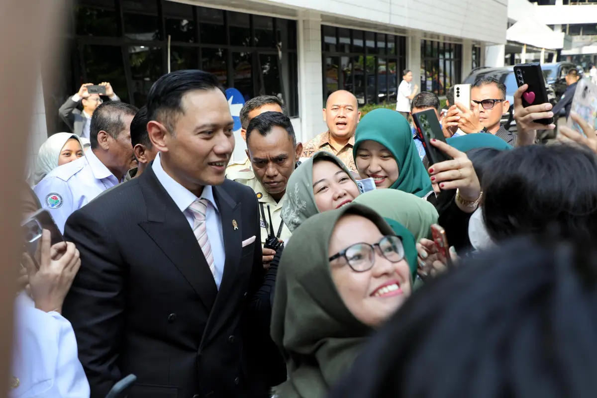 Menteri Koordinator Infrastruktur dan Pembangunan Kewilayahan, Agus Harimurti Yudhoyono (AHY), melakukan kunjungan kerja pertamanya ke Kementerian Transmigrasi. (Foto: Istimewa)