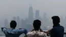 Wisatawan melihat cakrawala Kuala Lumpur, termasuk Menara Kembar Petronas, yang diselimuti kabut asap di Kuala Lumpur (11/9/2019). Kualitas udara turun ke tingkat "tidak sehat" di  sekitar Kuala Lumpur, menurut indeks polusi udara pemerintah. (AFP Photo/Mohd Rasfan)