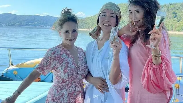 7 Potret Ratna Sari Dewi Liburan Naik Yacht Mewah di Usia 81 Ini Tampil Menawan
