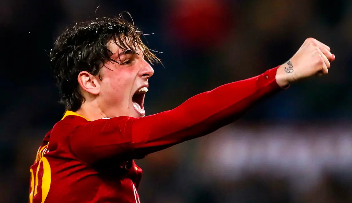 Selebrasi pemain AS Roma, Niccolo Zaniolo setelah mencetak gol ke gawang AC Milan pada laga pekan ke-22 Serie A di Stadion Olimpico, Roma, Italia, Minggu (3/2). AS Roma  menahan imbang AC Milan 1-1. (Angelo Carconi/ANSA via AP)