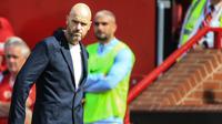 Ekspresi pelatih Manchester United, Erik ten Hag usai pertandingan melawan Brighton & Hove Albion pada pekan pembuka Liga Inggris 2022/2023 di stadion Old Trafford di Manchester, Inggris, Minggu (7/8/2022). Pertandingan Ini menjadi kekalahan pada debut pertama Erik ten Hag bersama Manchester United. (AFP/Lindsey Parnaby)