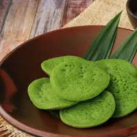 Ilustrasi serabi pandan./Copyright shutterstock.com/g/AriyaniTedjo