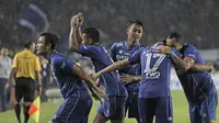 Para pemain Persib Bandung saat merayakan gol yang dicetak Shohei Matsunaga ke gawang Pusamania Borneo FC di Stadion Si Jalak Harupat, Soreang, Kabupaten Bandung, Minggu (5/3/2017). (Bola.com/Peksi Cahyo)