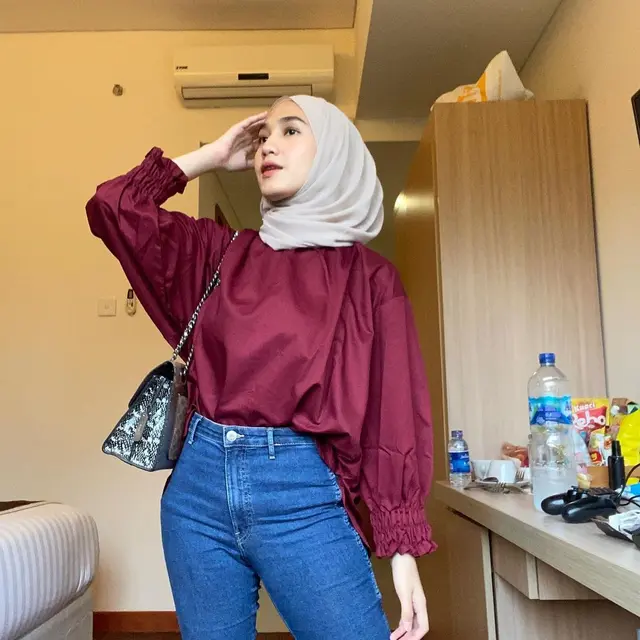 6 Gaya OOTD Hafna Alliya Istri Angga Putra 'Anak Band', Simpel dan Stylish