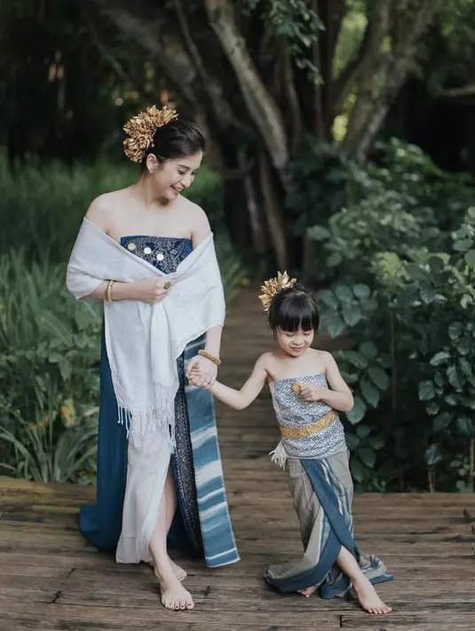 <p>Keduanya pun nampak anggun mengenakan baju adat Bali didominasi warna biru bergaya offshoulder. Ibu dan anak ini pun lengkap mengenakan hiasan kepala keemasan.</p>