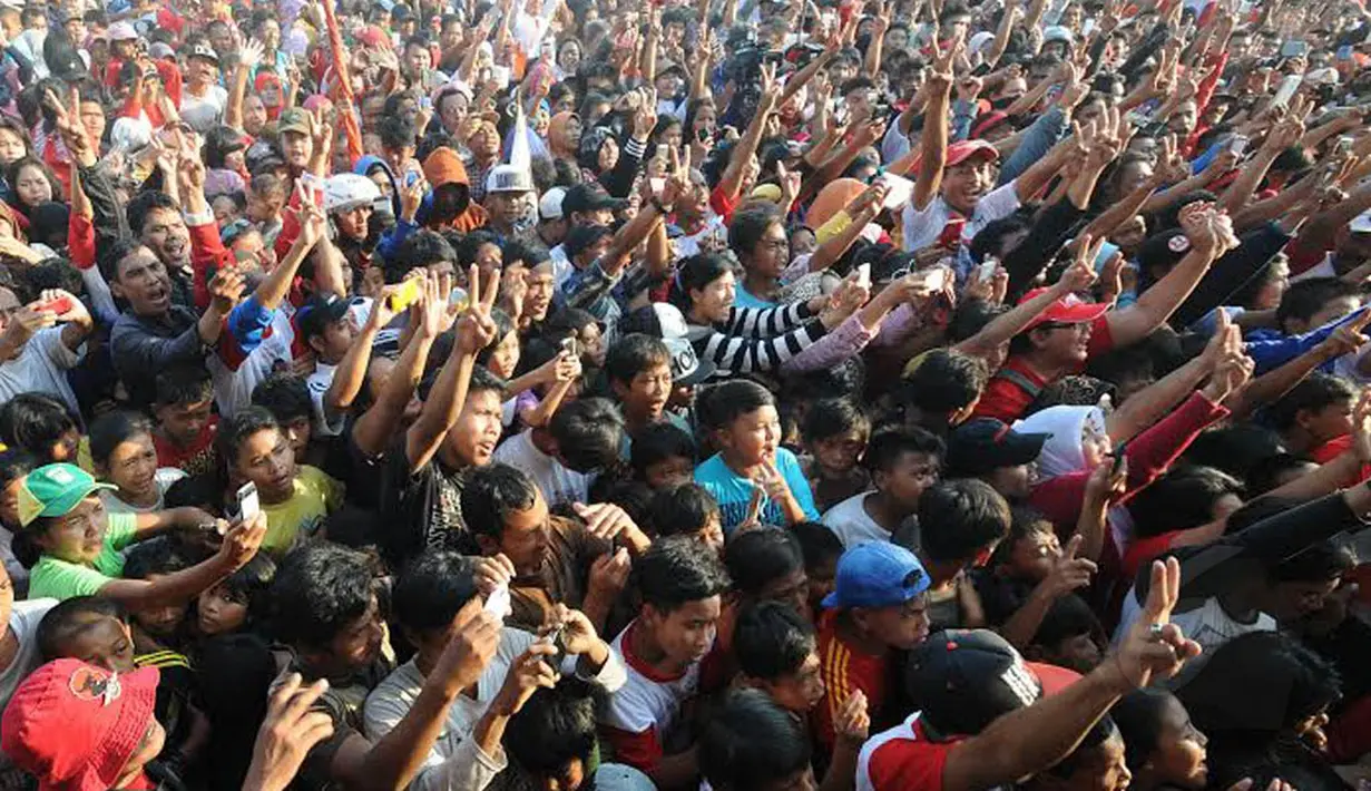 Di antara massa yang mengikuti kampanye terdapat gerombolan anak-anak yang tidak kalah antusias (Liputan6.com/Herman Zakharia)