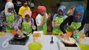 Juru masak sedang mendemonstrasikan membuat jajanan tradisional di Pasar Pondok Labu, Jakarta Selatan (10/09). Kegiatan bersama ibu-ibu PKK sebagai bentuk kepedulian terhadap pelestarian makanan tradisonal. (Liputan6.com/Gempur M Surya). 