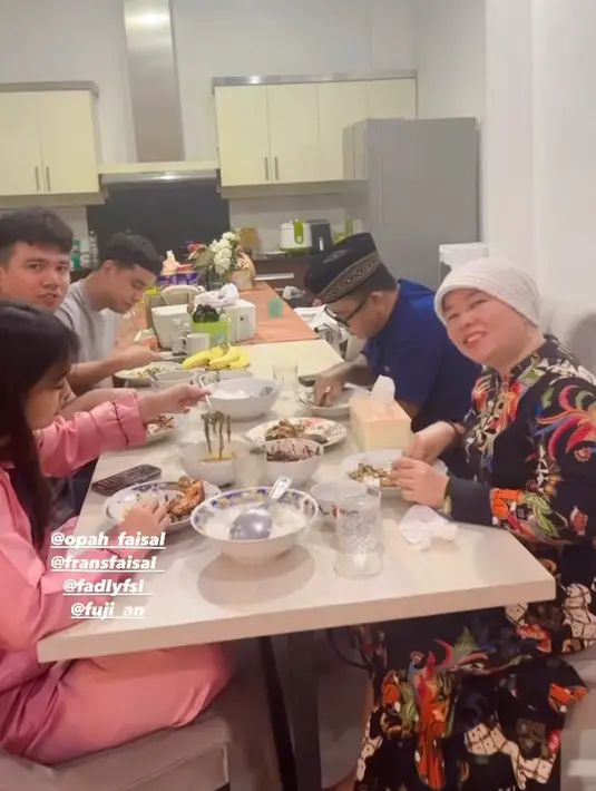 Fuji sahur di rumah orangtuanya, ia terlihat mengenakan setelan piyama pink di sahur pertamanya. [@fuji_an]