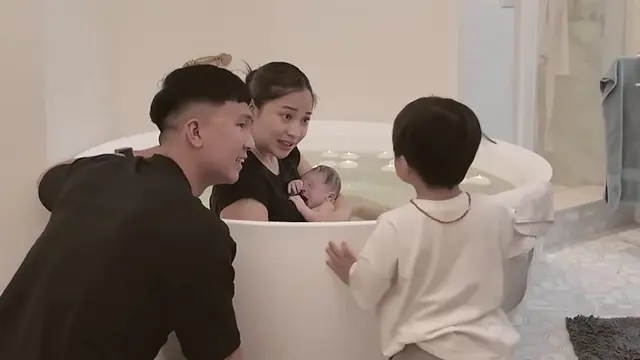 Momen Saat Baby Issa Pertama Kali Melihat Adiknya Lahir, Haru dan Menggemaskan (instagram/nikitawillyofficial94, YouTube/Nikita Willy Official)