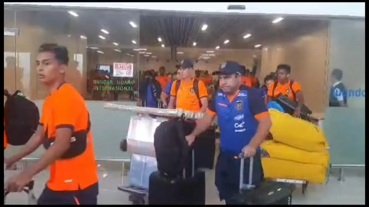 Punggawa timnas Piala Dunia U-17 Ekuador saat tiba di Surabaya. (Istimewa)