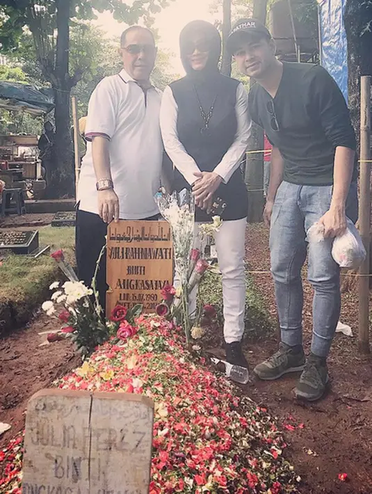 "Tadi sempat ke makam Jupe juga, nggak sengaja ketemu sama ibu dan bapakmya. Tadi cuma berdoa, kan aku juga baru lihat makamnya. Kita semua pasti juga tinggal tunggu waktu," kata Raffi Ahmad. (Instagram/raffinagita1717)