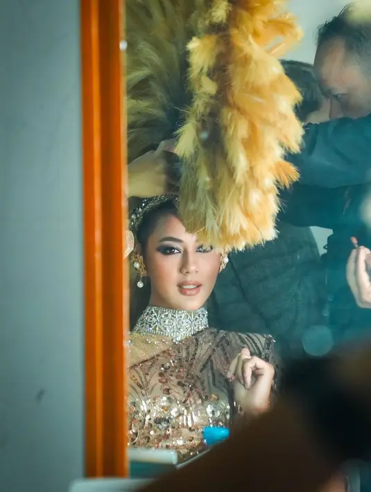 Dalam akun Instagram pribadinya, wanita 35 tahun ini membagikan momen saat berada di balik layar kamera. Momen persiapan Paula Verhoeven sebelum menjalani pemotretan ini pun disebut-sebut semakin memperlihatkan auranya sebagai model. (Liputan6.com/IG/@paula_verhoeven)
