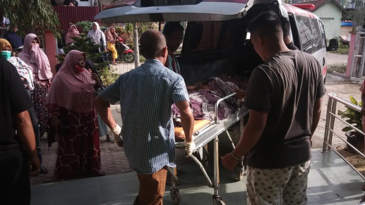 Korban tenggelam di Aceh Utara diangkut ke dalam ambulans oleh petugas (Liputan6.com/Istimewa)