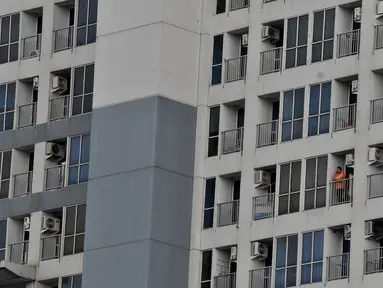 Seorang penghuni apartemen terlihat berdiri di balkon kamarnya di Jakarta, Selasa (16/4). Data Colliers International mencatat pada kuartal I-2019 tambahan pasokan apartemen sebanyak 1.847 unit. Sehingga total apartemen di Jakarta saat ini sebanyak 203.664 unit. (merdeka.com/Iqbal S. Nugroho)