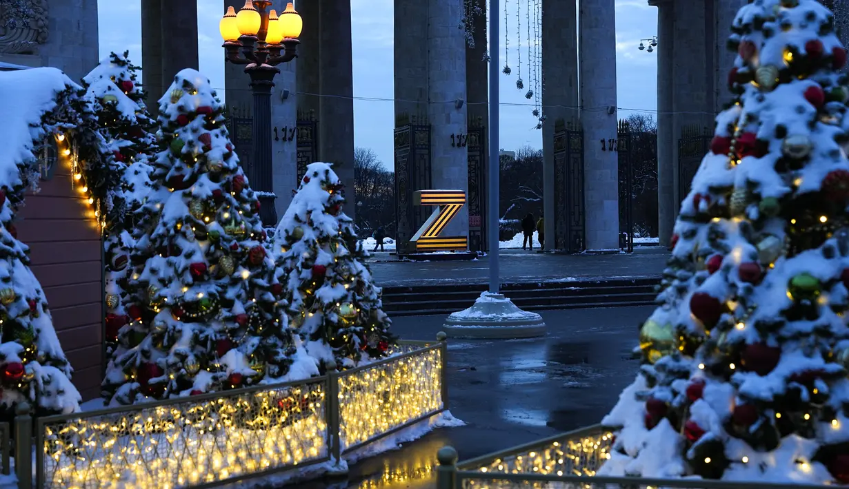 Huruf 'Z' melambangkan operasi militer khusus Rusia di Ukraina menghiasi pintu masuk Gorky Park yang dihias untuk perayaan Natal dan Tahun Baru di Moskow, Rusia, Selasa (20/12/2022). Operasi militer khusus yang menjadi gerakan Rusia, membuat pasokan listrik terganggu dan membuat warga Ukraina kedinginan tanpa pemanas di musim dingin (AP Photo/Alexander Zemlianichenko)
