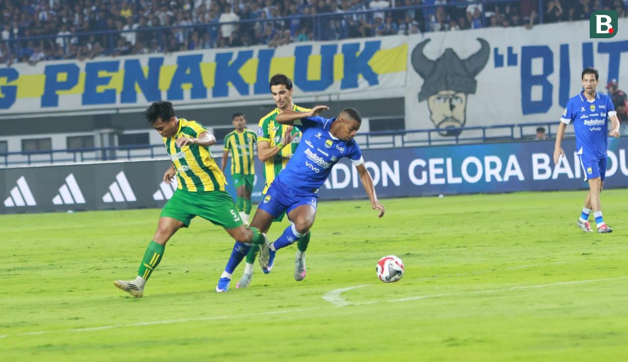Pemain Persib Bandung, Uilliam Barros Pereira berusaha melewati penjagaan pemain PSBS Biak pada laga pekan ke-18 BRI Super League 2025/2026 di Stadion GBLA, Kota Bandung, Minggu (25/1/2026) malam. (Bola.com/Erwin Snaz)