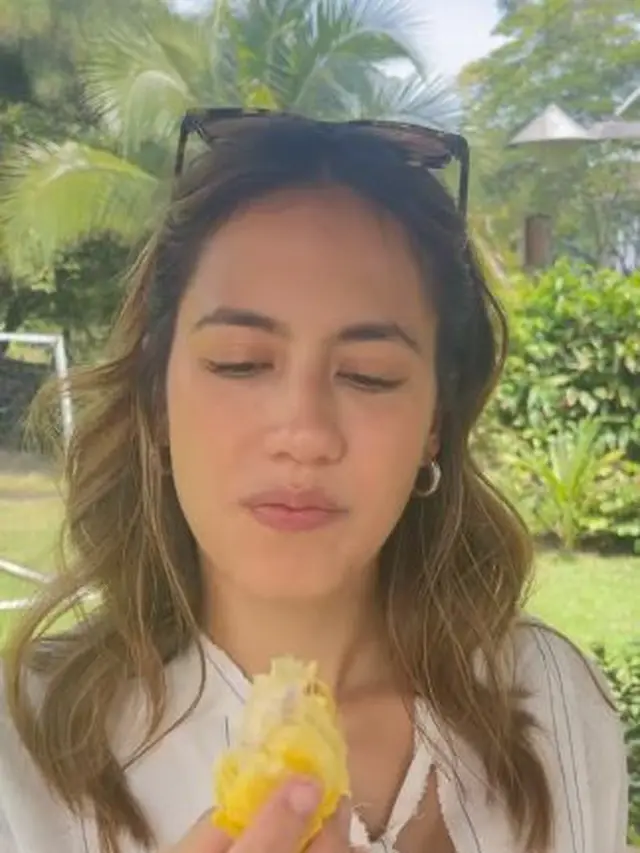 Pevita Pearce saat makan durian untuk pertama kali (Instagram/pevpearce)