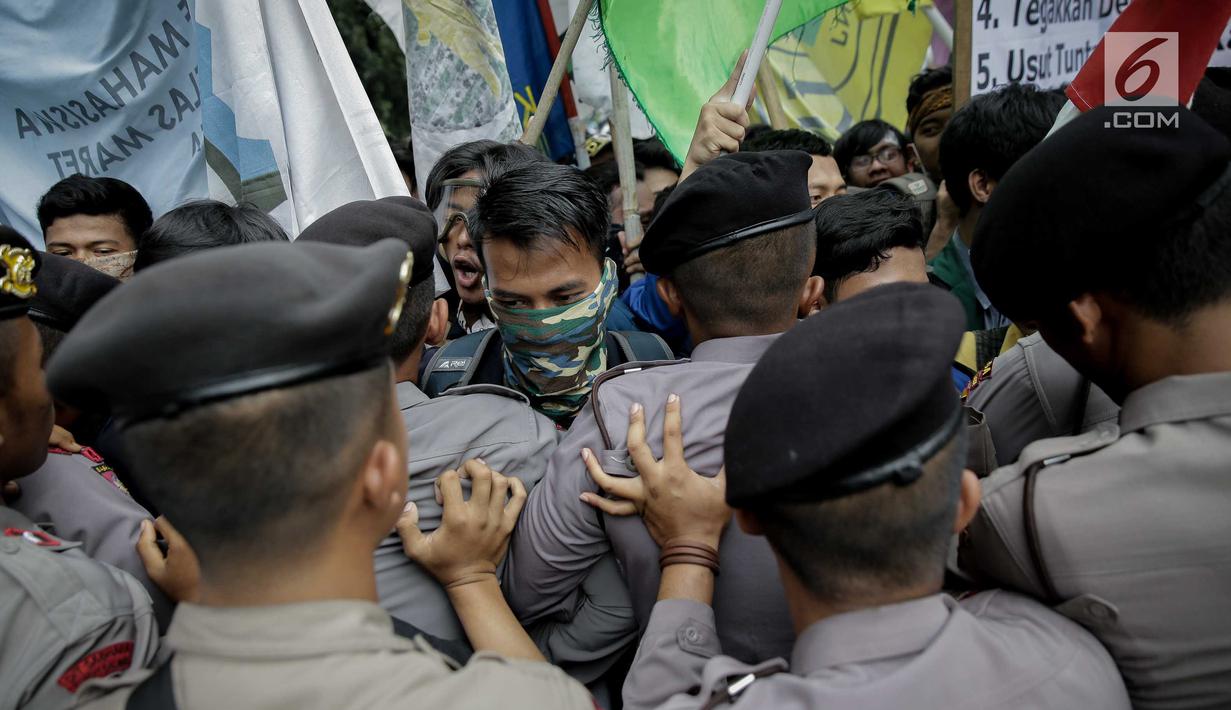 Massa dari BEM SI terlibat saling dorong dengan polisi saat aksi longmarch menuju Istana Merdeka, Jakarta, Senin (22/5). (Liputan6.com/Faizal Fanani)