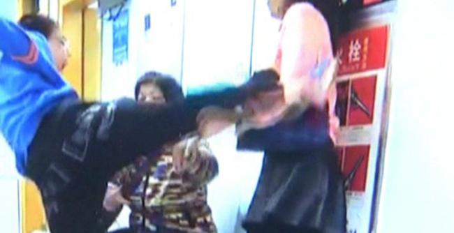 Seorang anak yang marah dan menendang ibunya karena sang ibu melarangnya bermain gadget | Photo: Copyright shanghaiist.com