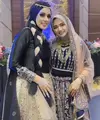 Sang istri, Fairuz A Rafiq tampil dengan kerudung dan atasan hitam. Dipadukan rok panjang ala bollywood warna putih berpayet. [@melisaetnatiara]