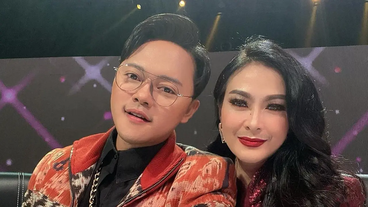 6 Potret Kebersamaan Danang D'Academy dan Iis Dahlia, Bak Kakak Adik