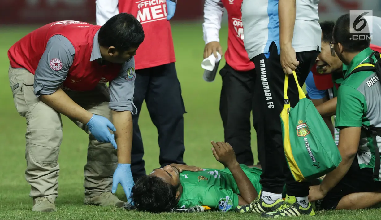 Pemain depan Bhayangkara FC, Ilham Udin Armaiyn terkapar usai melawan Persela pada lanjutan Liga 1 Indonesia di Stadion Patriot Candrabhaga, Bekasi, Jumat (27/10). Bhayangkara FC unggul 3-1. (Liputan6.com/Helmi Fithriansyah)