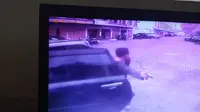 Dalam 2 video rekaman CCTV terlihat aksi pencurian mnggunakan senpi dilakukan seorang pria.