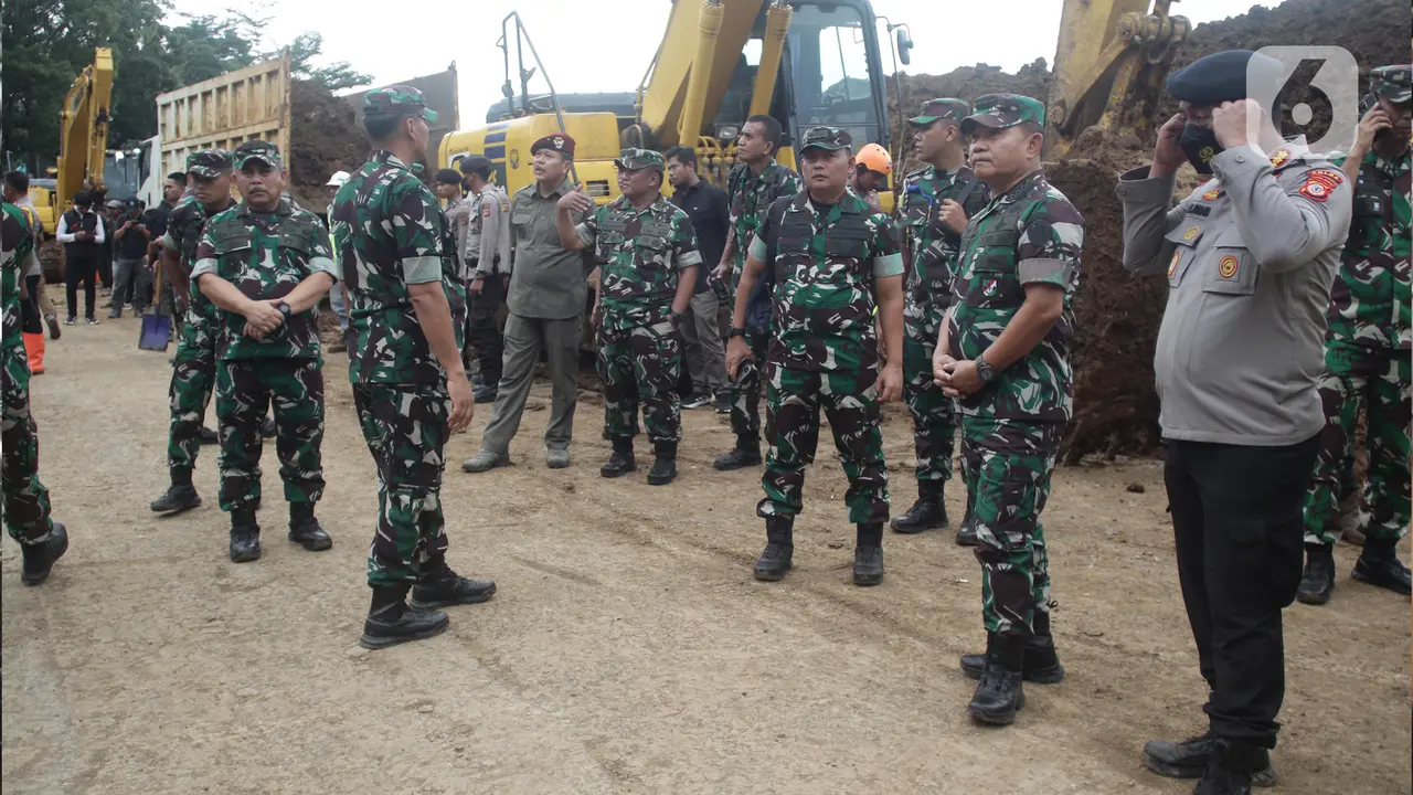 Presiden Jokowi Tinjau Lokasi Pencarian Korban Gempa Cianjur