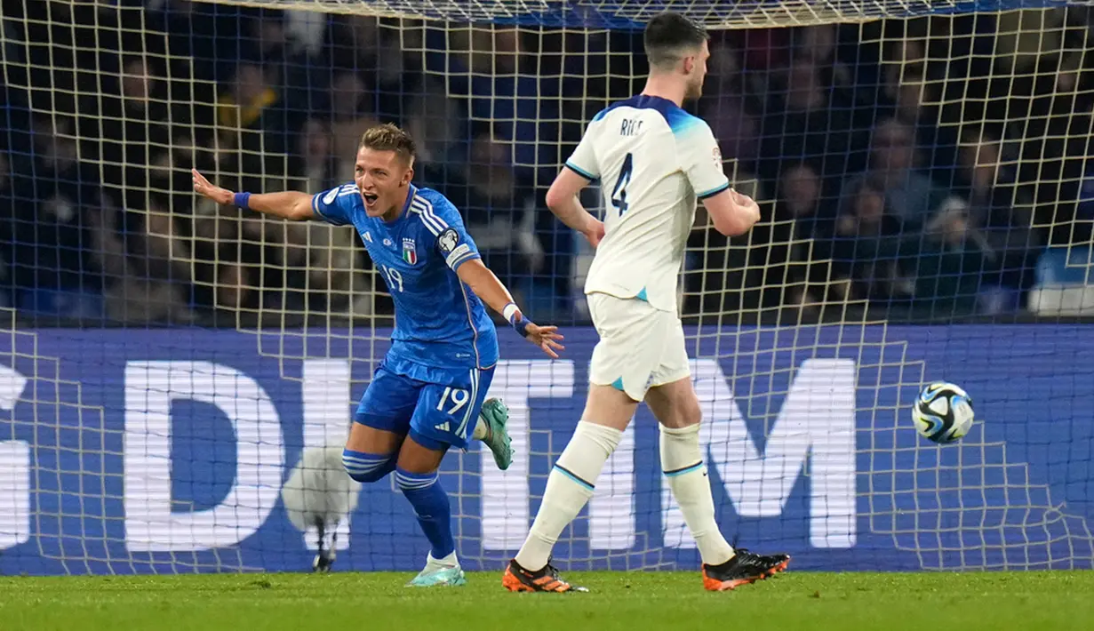 Tertinggal dua gol membuat Italia terus mencoba menekan Inggris pada babak kedua. Usaha Italia akhirnya membuahkan hasil pada menit ke-56 melalui striker Mateo Retegui yang menuntaskan kerja sama Lorenzo Pellegrini dengan Marco Verratti. (AP Photo/Alessandra Tarantino)