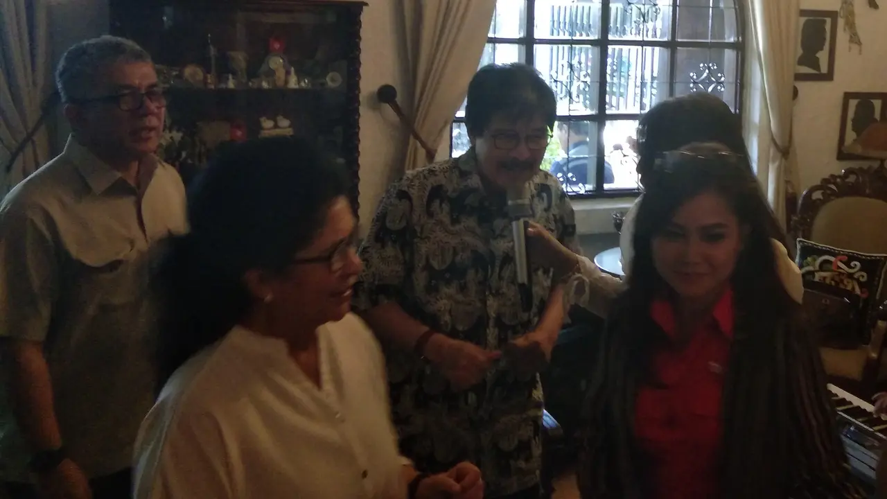 Menteri Kesehatan Kabinet Reformasi Pembangunan 1998-1999, Farid Anfasa Moeloek (baju hitam putih) punya pesan untuk sosok yang bakal mengisi jabatan sebagai Menteri Kesehatan yang baru. (Foto: Giovani Dio Prasasti/Liputan6.com)