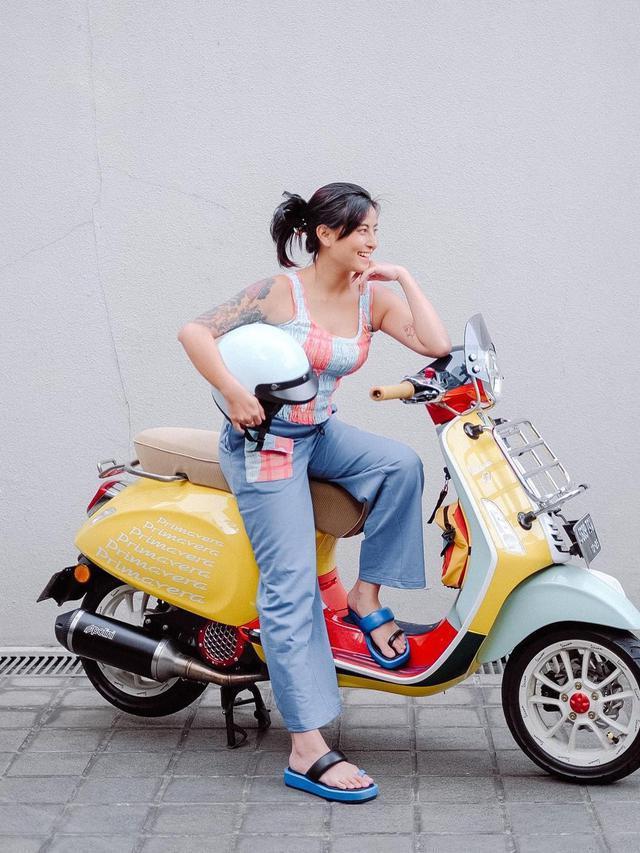 Awkarin naik Vespa (Instagram/@awkarin)