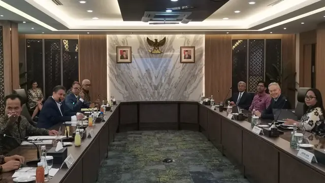 Menko Perekonomian Airlangga Hartarto menerima Kunjungan Mantan PM Britania Raya Tony Blair. Menko Airlangga bercerita mengenai transformasi ekonomi Indonesia. (Sulaeman/Merdeka.com)