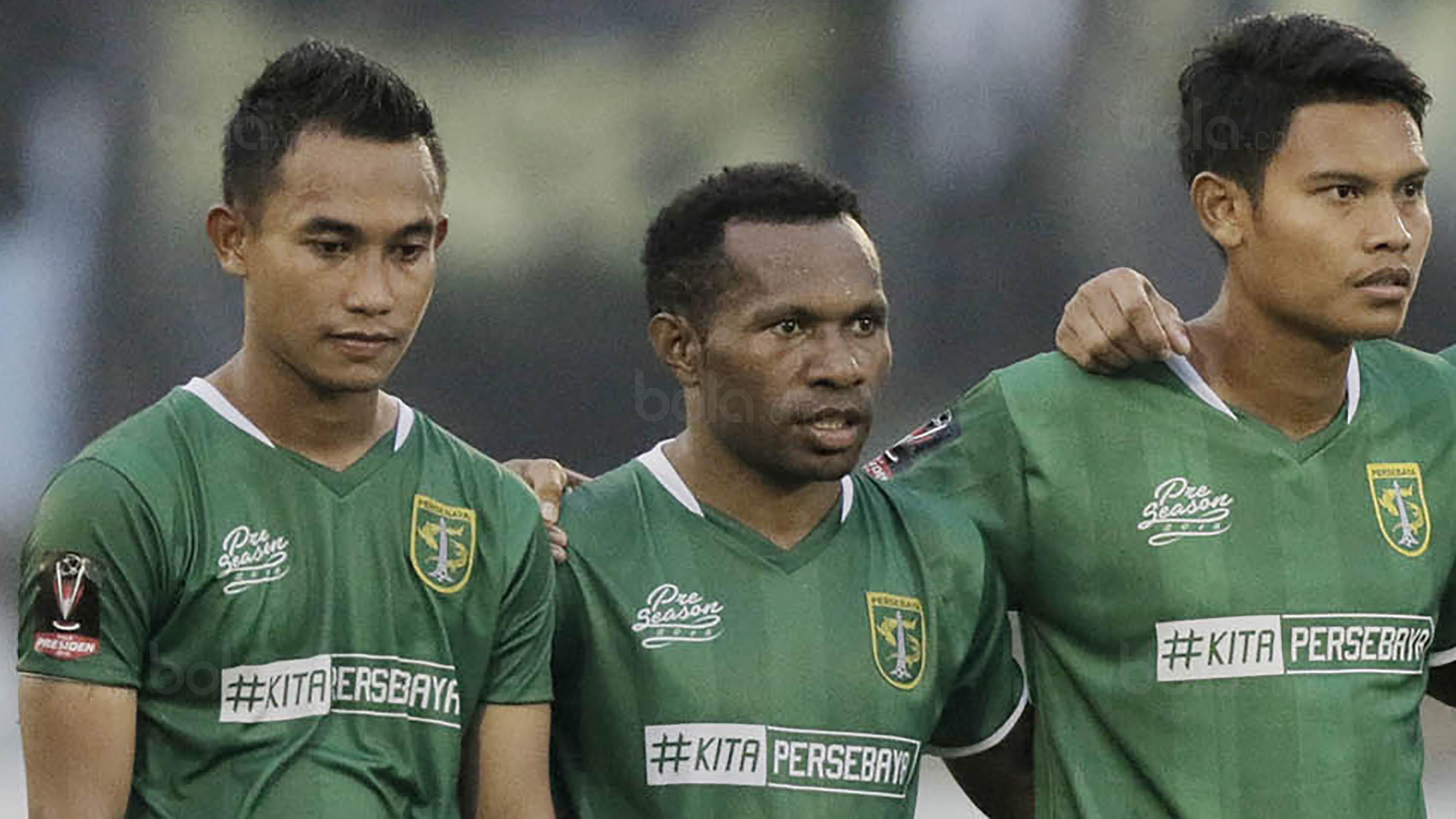 Gelandang Persebaya Surabaya, Ferinando Pahabol, tegang saat adu penalti melawan PSMS Medan pada laga perempat final Piala Presiden di Stadion Manahan, Solo, Sabtu, (3/2/2018). PSMS menang adu penalti 4-3 atas Persebaya. (Bola.com/M Iqbal Ichsan)