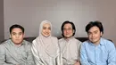 Cindy fatikasari dan Tengku Firmansyah mengenakan busana warna coklat saat rayakan lebaran di Kanada. [@tengku_firmansyah]