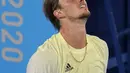 Petenis Jerman Alexander Zverev bereaksi setelah mengalahkan petenis Serbia Novak Djokovic pada babak semifinal tenis putra Olimpiade Tokyo 2020 di Tokyo, Jepang, Jumat (30/7/2021). (AP Photo/Seth Wenig)