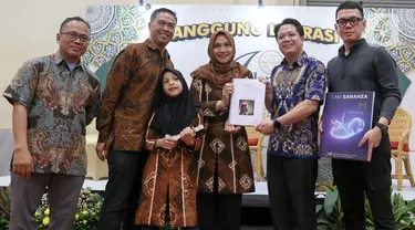 Executive Produser Sinemart, David Setiawan Suwarto (kedua kanan) berfoto bersama penulis novel I Am Sahraza dalam event Islamic Book Fair (IBF) di Jakarta Convention Center (JCC), Rabu (14/8/2024). (Liputan6.com/Herman Zakharia)