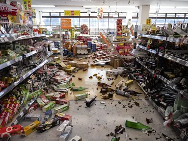 Sebuah supermarket yang dipenuhi dengan barang dagangan di Shiroishi, prefektur Miyagi, setelah gempa berkekuatan magnitudo 7,3 mengguncang timur laut Jepang, Kamis (17/3/2022). Gempa pada Rabu malam ini menyebabkan dua orang meninggal dunia serta 94 orang alami luka-luka. (Charly TRIBALLEAU/AFP)