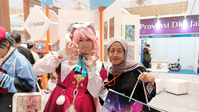 Cosplay Miko sebagai hyacin dari Hongkai: Star rail (sebelah kiri)