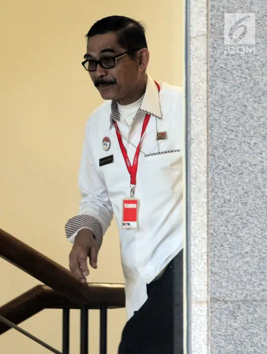 Kepala Kantor Imigrasi Kelas I Bandara Soekarno-Hatta, Enang Supriyadi Syamsie menuju ruang pemeriksaan KPK, Jakarta, Senin (8/10). Enang diperiksa dalam kasus dugaan merintangi penyidikan dugaan suap yang melibatkan Eddy Sindoro (Merdeka.com/Dwi Narwoko)