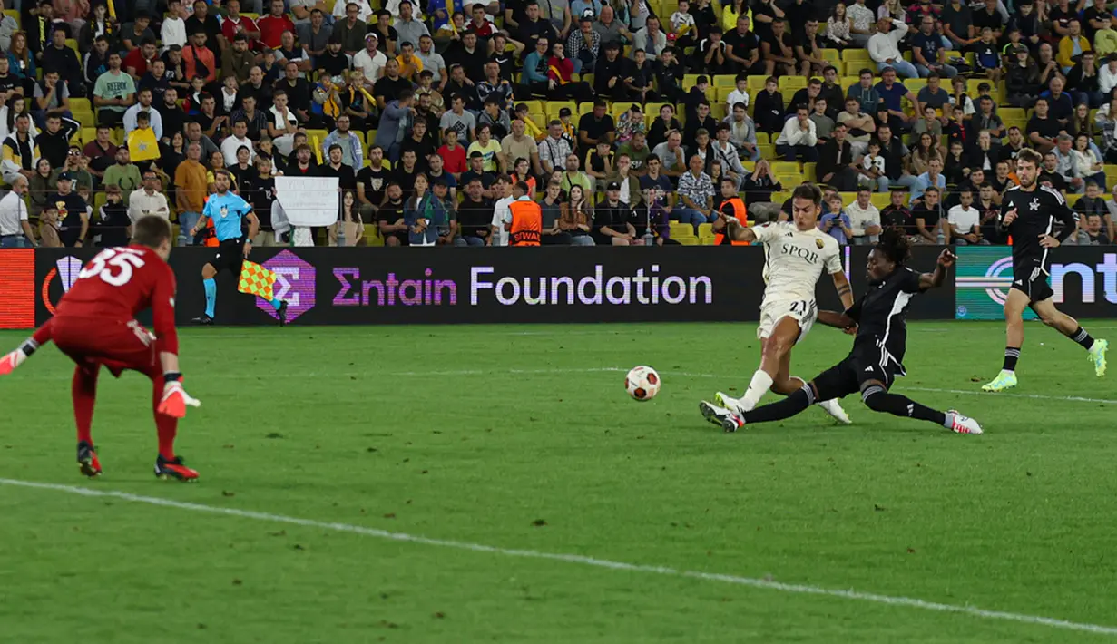 Berhasil menyamakan skor membuat moral Sheriff Tiraspol naik. Mereka nyaris berbalik unggul di menit 63 melalui Amine Talal. Beruntung bagi AS Roma, Mile Svilar masih bisa mementahkan tendangan jarak jauh dari Talal. (AP Photo/Aurel Obreja)