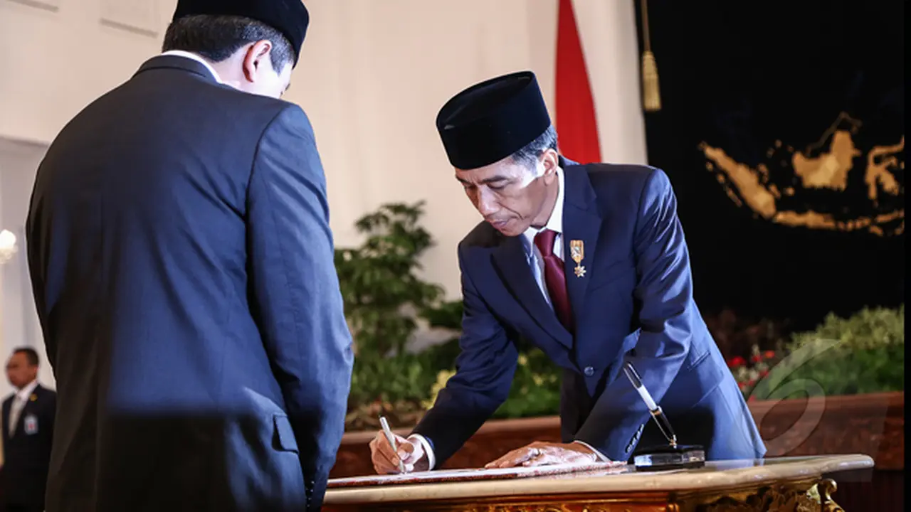 Jokowi Lantik Ayah Sherina Munaf Jadi Kepala Badan Ekonomi Kreatif