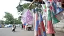 Jejeran terompet berbahan plastik yang dijual di Pasar Gembrong, Jakarta, Minggu (29/12/2019). Harga terompet plastik dijual dengan harga Rp 20 ribu hingga Rp 30 ribu per buah. (merdeka.com/Iqbal Nugroho)