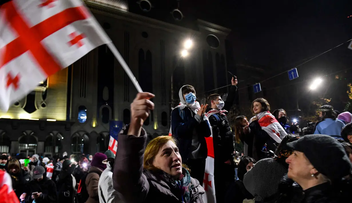 Mereka memprotes kebijakan pemerintah Georgia yang membatalkan pembicaraan untuk bergabung dengan Uni Eropa. (KAREN MINASYAN/AFP)